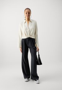 ONLY ONLDINA METTE COLLAR TIE SHIRT - Bluza - pumice stone