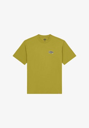 Oliivinvihreä puuvillainen t-paita lyhyillä hihoilla, pyöreällä kaula-aukolla ja pienellä painatuksella rinnassa. Sujuva pinta, rento istuvuus.