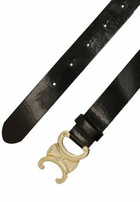 Zwarte leren riem met een glanzende gouden decoratieve gesp met een gebogen ontwerp en ingelegde details. De riem heeft meerdere verstelgaten.