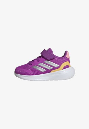 Scarpe sportive viola con strisce argento, una fascetta con chiusura a strappo e una parte superiore in rete testurizzata. Accenti gialli e rosa su una suola bianca.