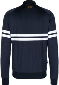 Veste navy avec des rayures blanches sur les épaules et les manches supérieures. Présente un col montant et un ourlet ainsi que des poignets élastiques. Confectionnée en tissu lisse.