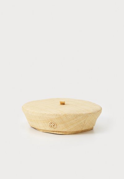 Berretto di paglia intrecciata in beige chiaro, di forma circolare con una parte superiore piatta, caratterizzato da un piccolo bottone decorativo sul lato.