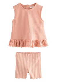 Top sin mangas rosa acanalado con ribete de encaje con ojales combinado con pantalones cortos a juego acanalados con rayas rosas y blancas.