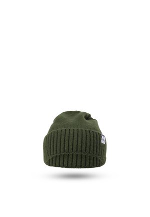 Gorro de punto verde con puño doblado de canalé y pequeña etiqueta blanca en el lateral, mostrado sobre un fondo blanco.