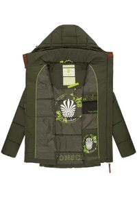 Groene pufferjas met een geborduurd ontwerp, voorzien van een logo, levendige groene accenten en meerdere binnenzakken. Ritssluiting aan de voorkant.