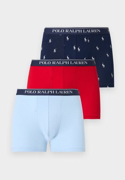 Τρία boxer briefs Polo Ralph Lauren σε ανοιχτό μπλε, κόκκινο και ναυτικό με λευκές εκτυπώσεις λογότυπου και ελαστικές ζώνες μέσης με σήματα.