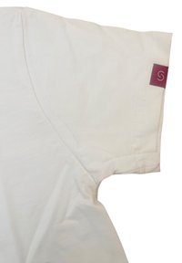 T-shirt bianca a maniche corte realizzata in morbido cotone, con un piccolo etichetta color maroon che presenta una 'S' stilizzata sulla manica sinistra.