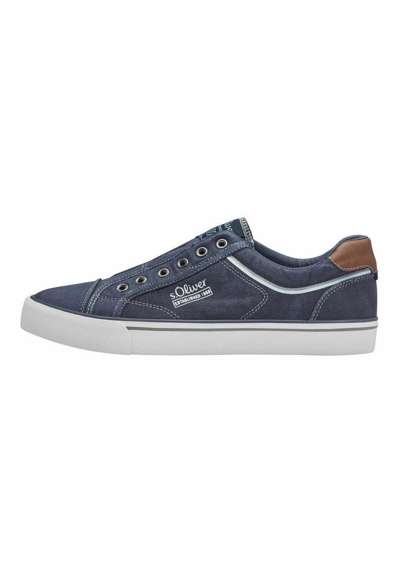 Baskets en toile navy avec semelle en caoutchouc blanche, fermeture à lacets sur le devant, accent de talon en cuir marron et coutures contrastantes bleu clair.