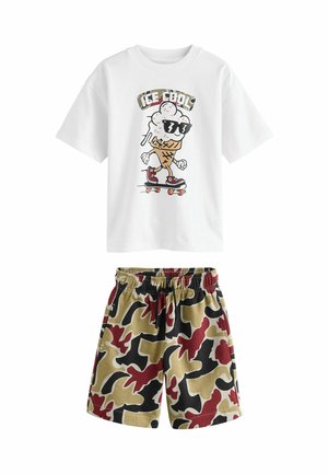 Witte T-shirt met een kleurrijke ijsje graphic en tekst, gecombineerd met camouflage shorts in rood, zwart en olijfgroen met een elastische tailleband.