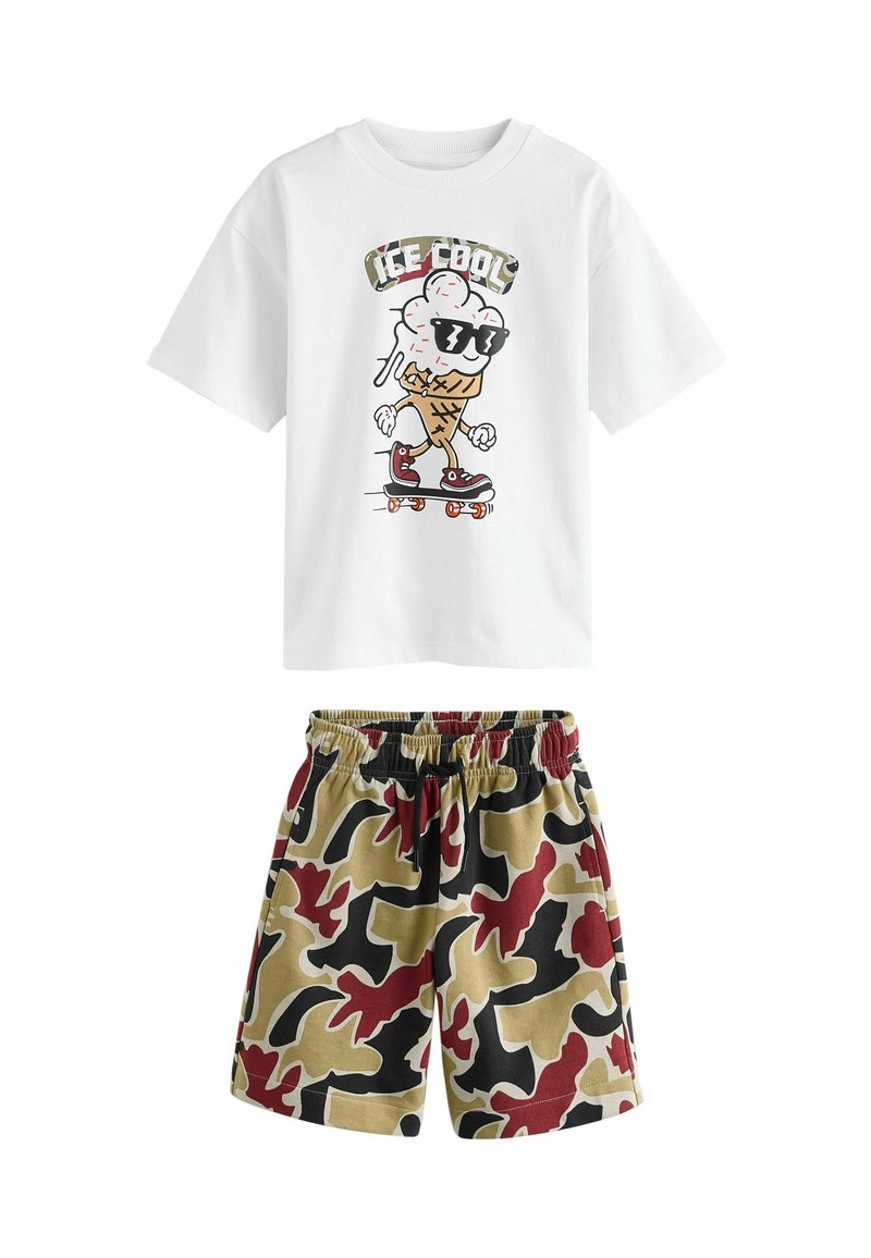 Witte T-shirt met een kleurrijke ijsje graphic en tekst, gecombineerd met camouflage shorts in rood, zwart en olijfgroen met een elastische tailleband.
