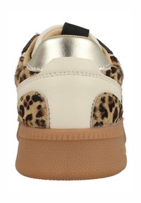 Schoenen met panterprint, met witte leren delen, een metallic zilveren hak en een getextureerde rubberen zool. Voorzien van een zwarte trektab aan de achterkant.