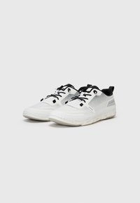 Weiße Sportschuhe mit Obermaterial aus Mesh und Synthetik, schwarzen Akzenten, Schnürverschluss und strukturierten Sohlen für besseren Halt. Leichtes Design mit gepolstertem Schaft.