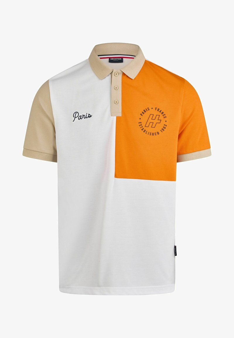Polo en tissu blanc, orange et beige. Présente un col boutonné, une broderie "Paris" et un détail de logo circulaire sur la poitrine.