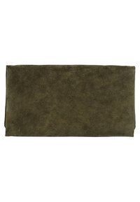 Grön mocka rektangulär kuvertväska med en mjuk textur, lätt glans och vikbar design. Ingen synlig hårdvara eller ytterligare detaljer.