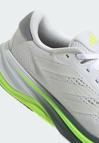 adidas Performance SUPERNOVA SOLUTION - Chaussures de running sur route - cloud white metalic lucid lemon