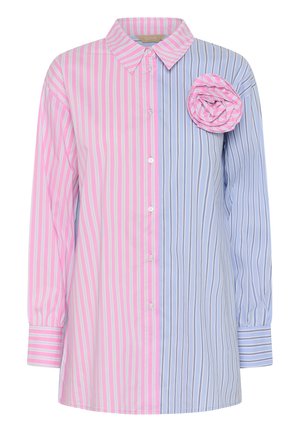 Pikad varrukad ja nööbitav särk, millel on vertikaalsed roosad ja helesinised triibud ning vasakul rinnal kangast lill.