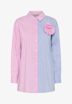 Pikad varrukad ja nööbitav särk, millel on vertikaalsed roosad ja helesinised triibud ning vasakul rinnal kangast lill.