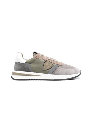 Baskets de sport pour homme mêlant cuir vert olive, suède gris et accents beige clair, avec un panneau en maille texturée et une semelle rembourrée.
