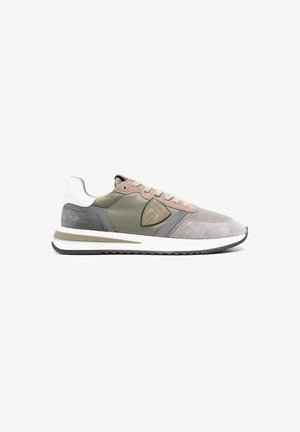 Baskets de sport pour homme mêlant cuir vert olive, suède gris et accents beige clair, avec un panneau en maille texturée et une semelle rembourrée.