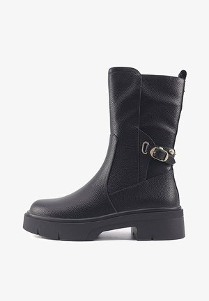 Must kontrasti nahast pahkluu saapad, millel on tekstuurne viimistlus, plokknina ja külje pandla detail. Omab ümarat varvast ja tugevat kummist tallat.