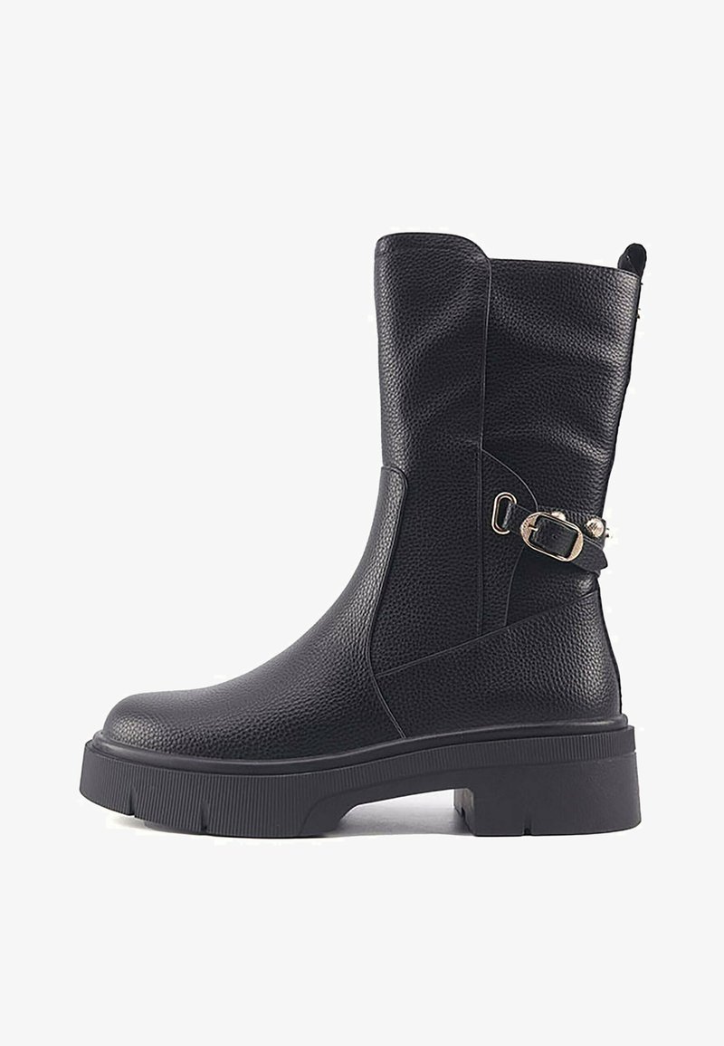 Svart läderankelboots med en texturerad yta, klack i blockstil och sidospänne. Har en rund tå och en stadig gummisul.