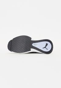 Sole di sneaker nera con motivo di grip testurizzato, accento bianco e dettagli del logo. Materiale in gomma liscia con forma arrotondata e scanalature strategiche.