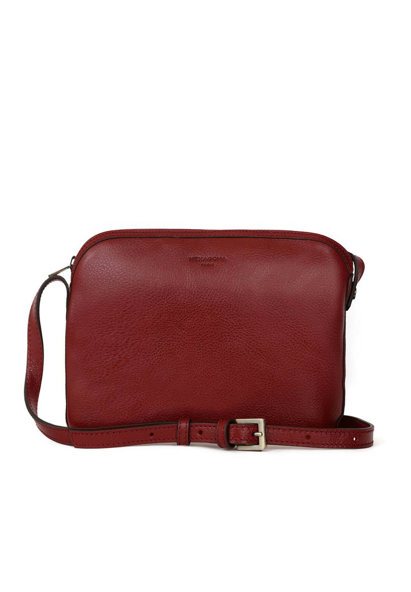 Borsa a tracolla rossa in pelle con una texture liscia, chiusura con zip, tracolla regolabile e design minimalista. Presenta il logo del marchio impresso.