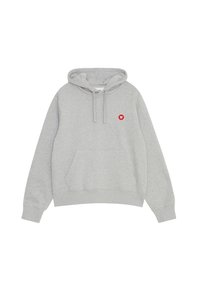 Šedá mikina s kapucňou vyrobená z mäkkého materiálu. Obsahuje predné vrecko, kapucňu na šnúrku a červený logo detail na ľavej hrudi.