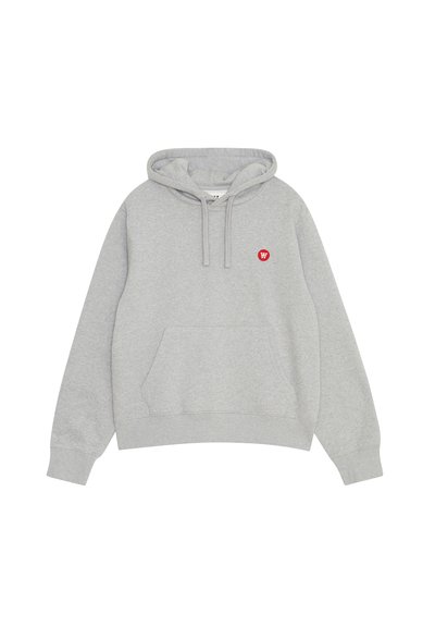 Grauer Kapuzenpulli aus weichem Stoff. Verfügt über eine Vordertasche, eine Kapuze mit Zugband und ein rotes Logo-Detail auf der linken Brust.