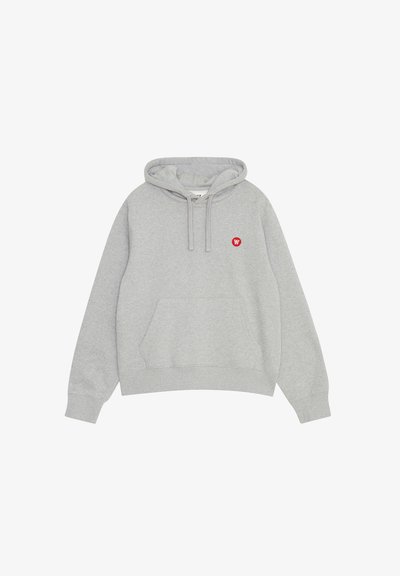 Grauer Kapuzenpulli aus weichem Stoff. Verfügt über eine Vordertasche, eine Kapuze mit Zugband und ein rotes Logo-Detail auf der linken Brust.