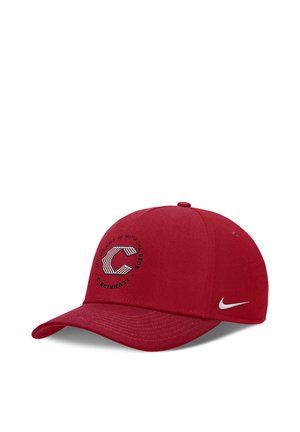 Cappellino da baseball rosso con il logo dei Cincinnati Reds e il testo, "My heart is with the Reds Cincinnati," e uno swoosh Nike bianco sul lato.