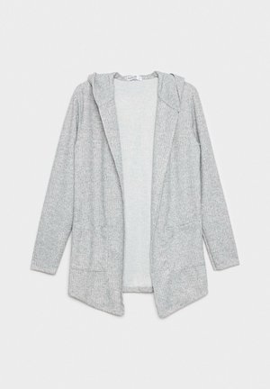 Cárdigan abierto de punto gris claro con mangas largas, capucha y dos bolsillos frontales, dispuesto sobre un fondo blanco.