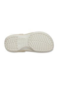 Witte Crocs sandaalzool met een textuurpatroon voor grip en ingebouwde boogondersteuning, gelabeled met maat en merklogo. Glad, lichtgewicht materiaal.