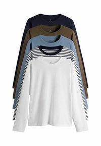 Fünf Langarmhemden ausgestellt. Die Farben umfassen Marineblau, Olivgrün, Hellblau, Weiß mit Marineblauen Streifen und einfarbig Weiß. Aus Baumwollstoff.