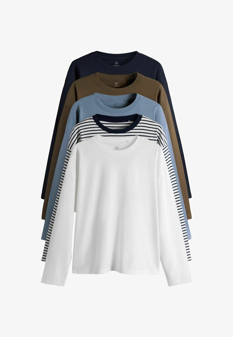 Penkios ilgomis rankovėmis marškiniai eksponuojami. Spalvos: tamsiai mėlyna, alyvuogių žalia, šviesiai mėlyna, balta su tamsiai mėlynomis juostelėmis ir vientisa balta. Medvilnės audinys.