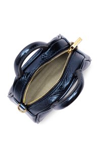 Kleine handtas in marineblauw, gemaakt van glanzend leer, met twee ronde handvatten, een ritssluiting en een gestructureerde voering. Accenten in goudkleurig metaal.