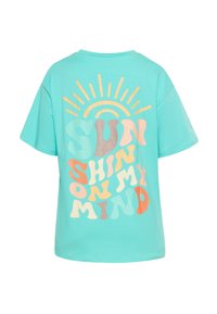 Turkos bomulls t-shirt med en flerfärgad tryckt design med texten "SOLEN SKINER PÅ MIN TANKAR" och en solgrafik ovanför texten.