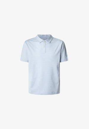 Polo di colore azzurro chiaro con sottili strisce orizzontali bianche, maniche corte, colletto e chiusura a tre bottoni. Tessuto in misto cotone.