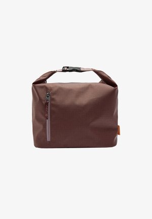 Brązowa prostokątna torba wykonana z teksturowanej tkaniny, z górnym uchwytem i boczną kieszenią na zamek błyskawiczny z kontrastującymi elementami metalowymi.