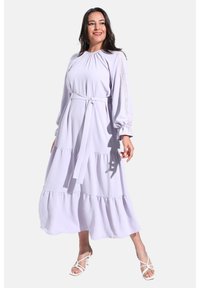 Vestido midi de lavanda claro con mangas largas abullonadas, un cinturón ajustable en la cintura y capas de volantes en el dobladillo. Tejido suave con un acabado texturizado.
