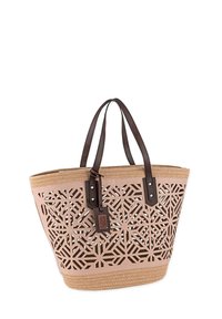 Bolsa de tote tejida en tono marrón con patrones geométricos recortados y asas de cuero marrón. Presenta una etiqueta decorativa y un borde superior texturizado.