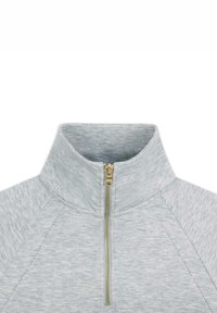 Grå zip-up pullover med hög krage, med guldfärgad dragkedja och texturerat stickat material. Ärmarna har kontrasterande sömmar.