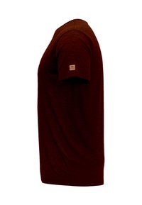 Camiseta de manga corta color burdeos con una tela texturizada. Presenta una pequeña etiqueta de la marca en la manga, cuello redondo y un diseño de corte recto.