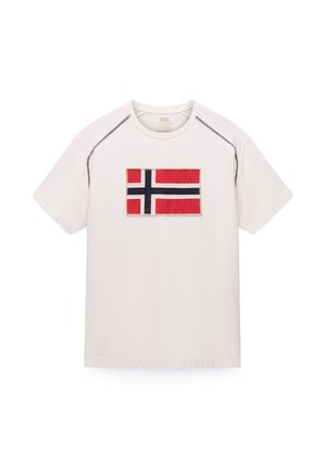 Hvid T-shirt med korte ærmer og et syet rektangulært mærke med det røde, hvide og blå norske flag på brystet.