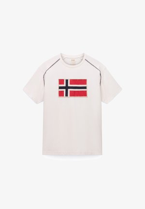 Hvid T-shirt med korte ærmer og et syet rektangulært mærke med det røde, hvide og blå norske flag på brystet.