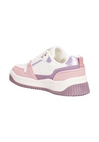 Sneaker basse in materiali bianco, rosa e lavanda. Presentano dettagli in suede, pannelli lisci e una suola in gomma testurizzata.