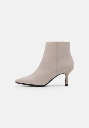 Bottines à talons hauts - taupe