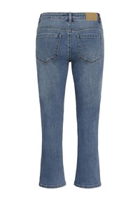 Jean en denim bleu avec une coupe droite, montrant les poches arrière et un patch de marque en cuir marron sur la ceinture.