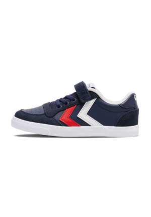 Mørkeblå sneakers med hvide og røde zigzag-detaljer, lavet af ruskind og syntetisk materiale, snørrebånd med et velcro-luk, flad hvid sål.