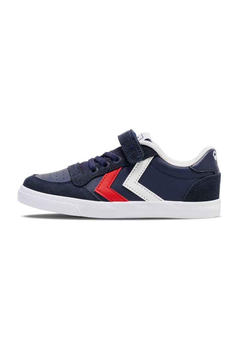 Marineblauwe sneakers met witte en rode zigzagaccenten, van suède en synthetisch materiaal, vetersluiting met een klittenbandsluiting, platte witte zool.